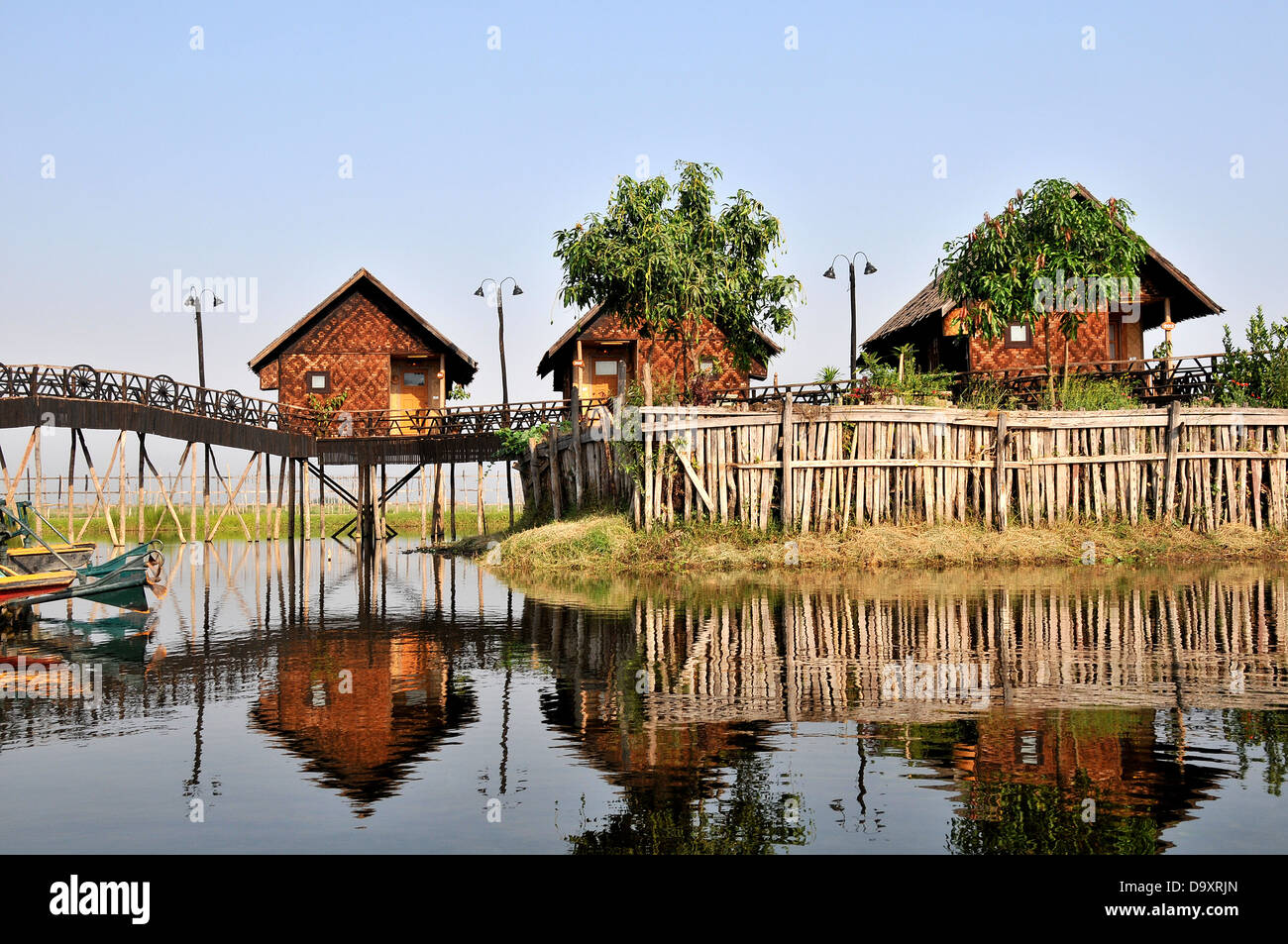 Passerelle et chambre d'hôtel sur pilotis du lac Inle au Myanmar Banque D'Images