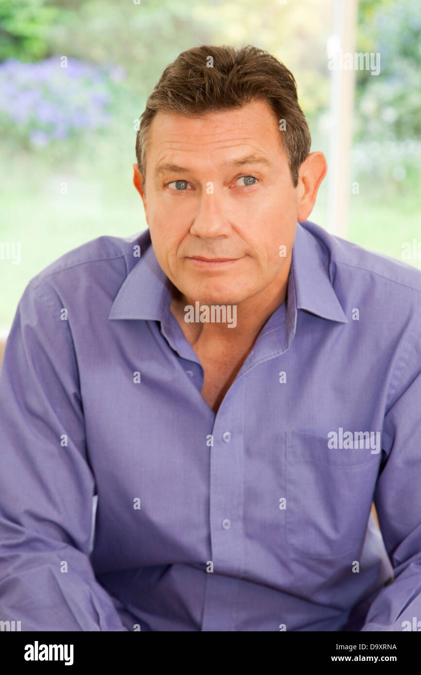 Portrait d'un bon à l'homme d'âge moyen à la maison. Banque D'Images