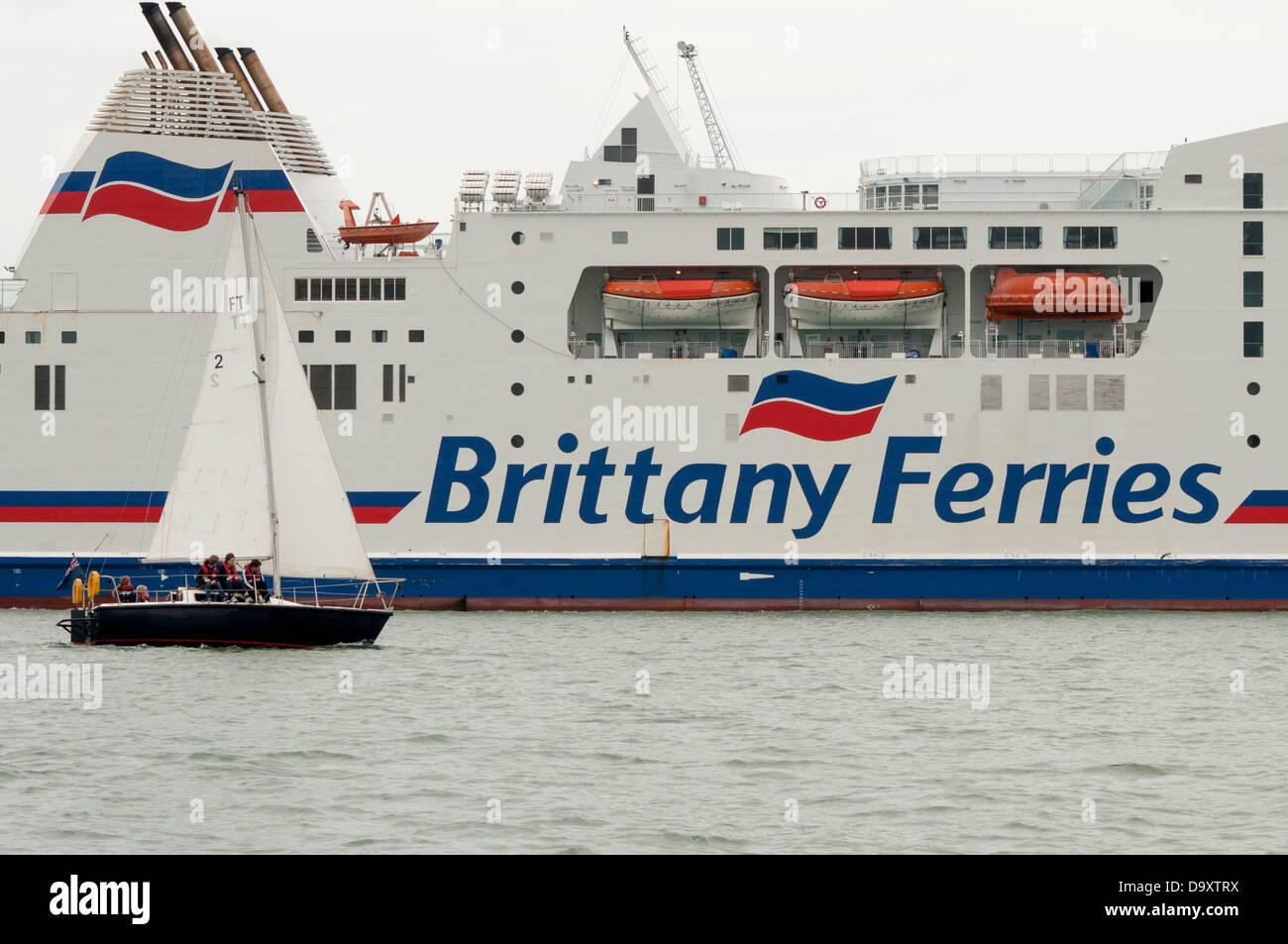 Brittany Ferries, Mont St Michel avec un petit yacht voile passé Banque D'Images