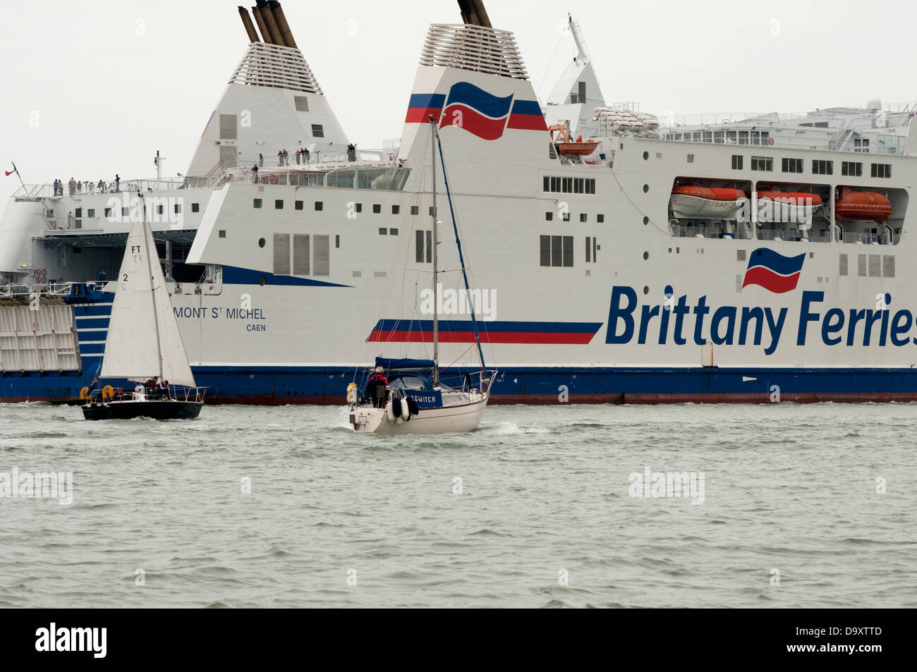 Brittany Ferries, Mont St Michel avec une petite yachts Banque D'Images