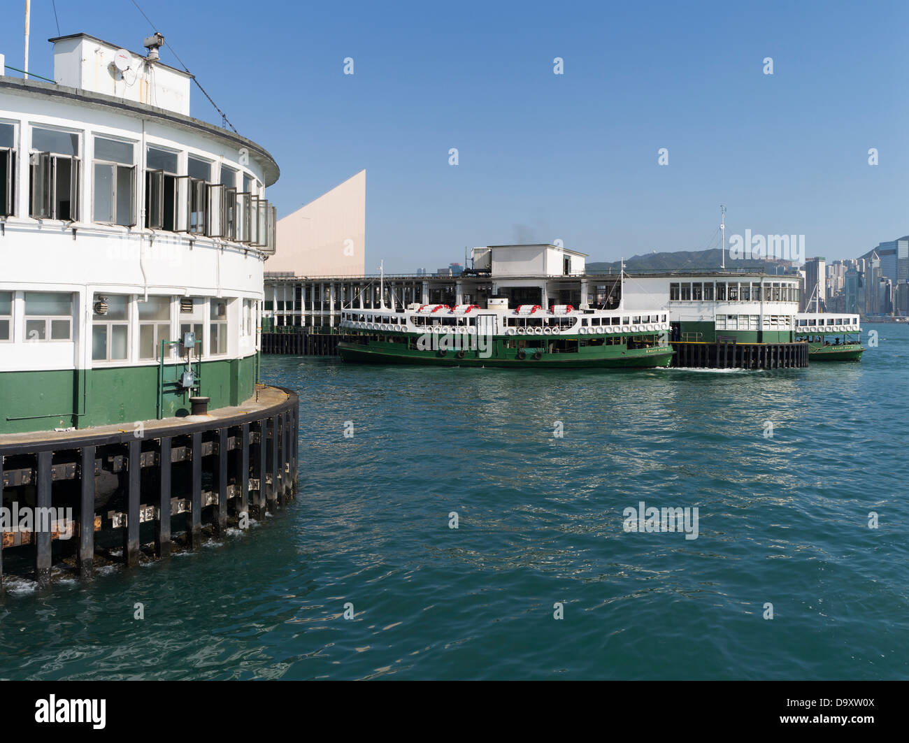 Dh Star Ferry Pier Tsim Sha Tsui HONG KONG Star Ferry Pier aux côtés de navires de transport terminal piers Banque D'Images