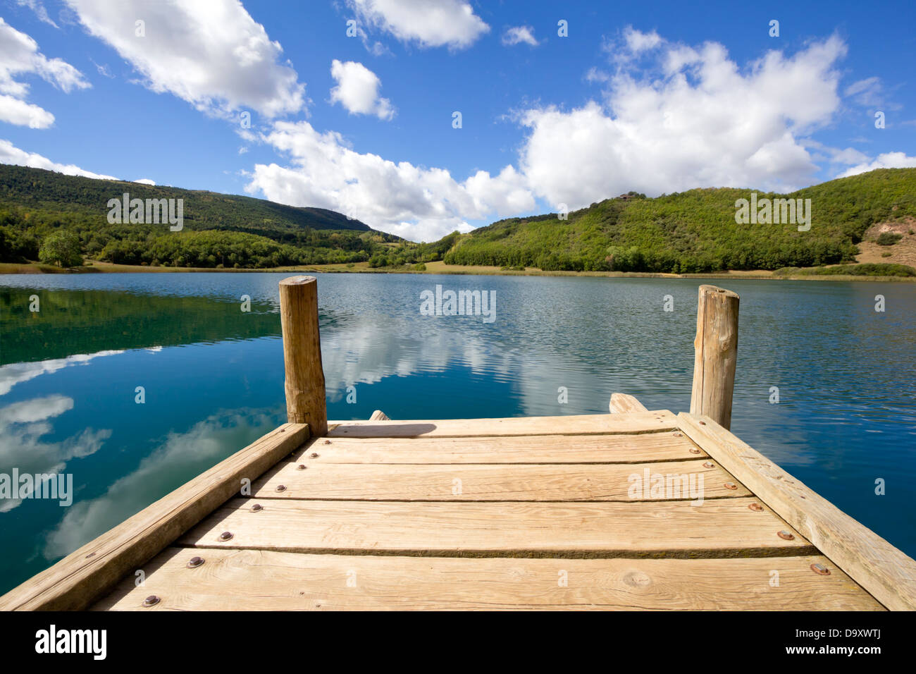 Montcortes de passerelle dans le lac Baix Pallars, Catalogne, Espagne Banque D'Images