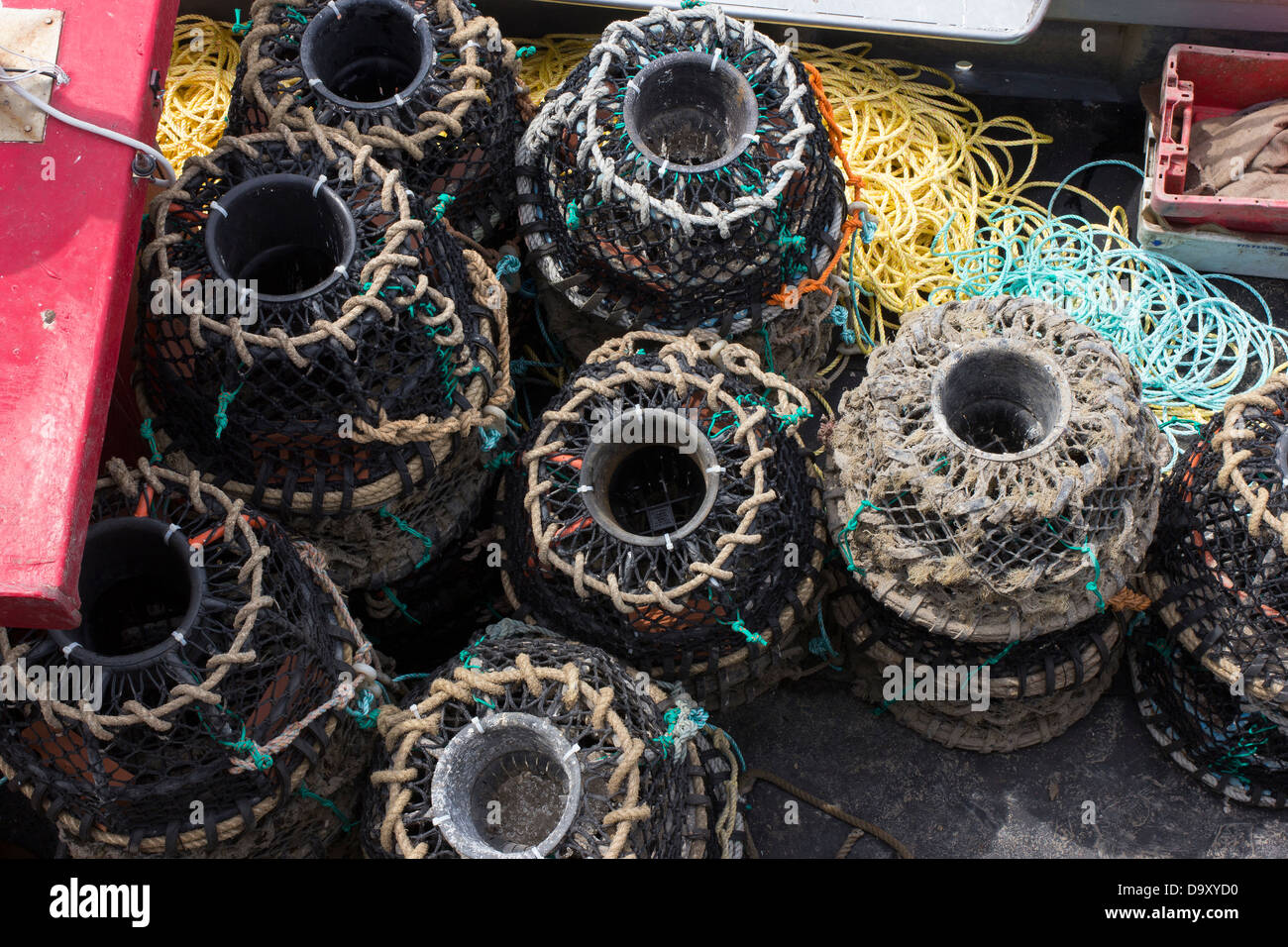Des casiers à homard sur Trawler,voile, Brixham, chalutier à Brixham, Devon, Angleterre, bateaux de pêche, port de pêche, port, maisons, k, Banque D'Images