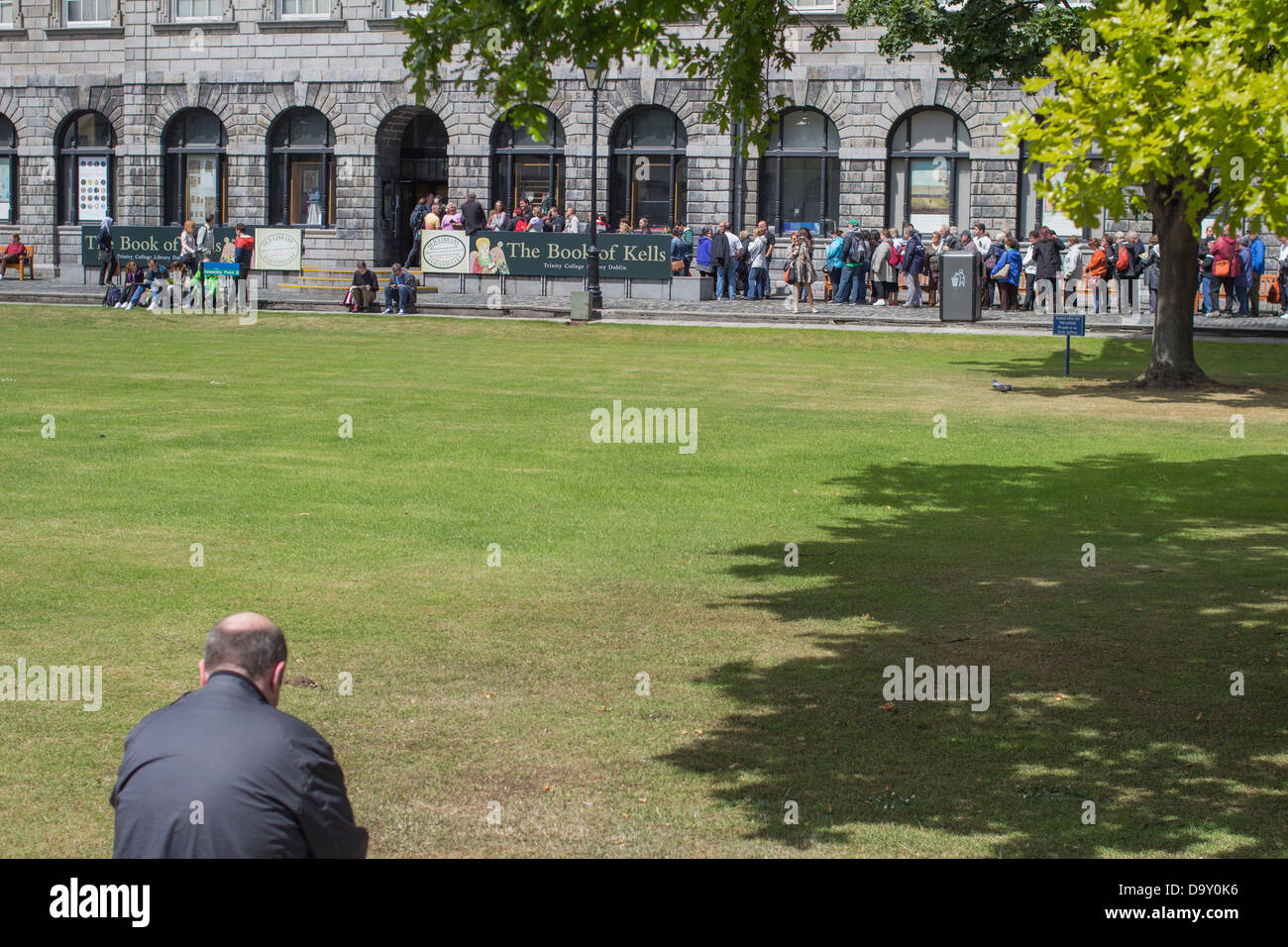 Les gens de la file d'attente pour voir le Livre de Kells, Trinity College, Dublin, Irlande. Banque D'Images