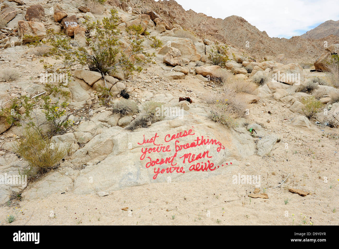 Désert de Mojave, Californie USA, graffiti sur les roches qui se lit comme suit : juste parce que vous êtes la respiration ne signifie pas que vous êtes en vie... Banque D'Images Désert de Mojave, Californie USA, graffiti sur les roches qui se lit comme suit : juste parce que vous êtes la respiration ne signifie pas que vous êtes en vie... Banque D'Images