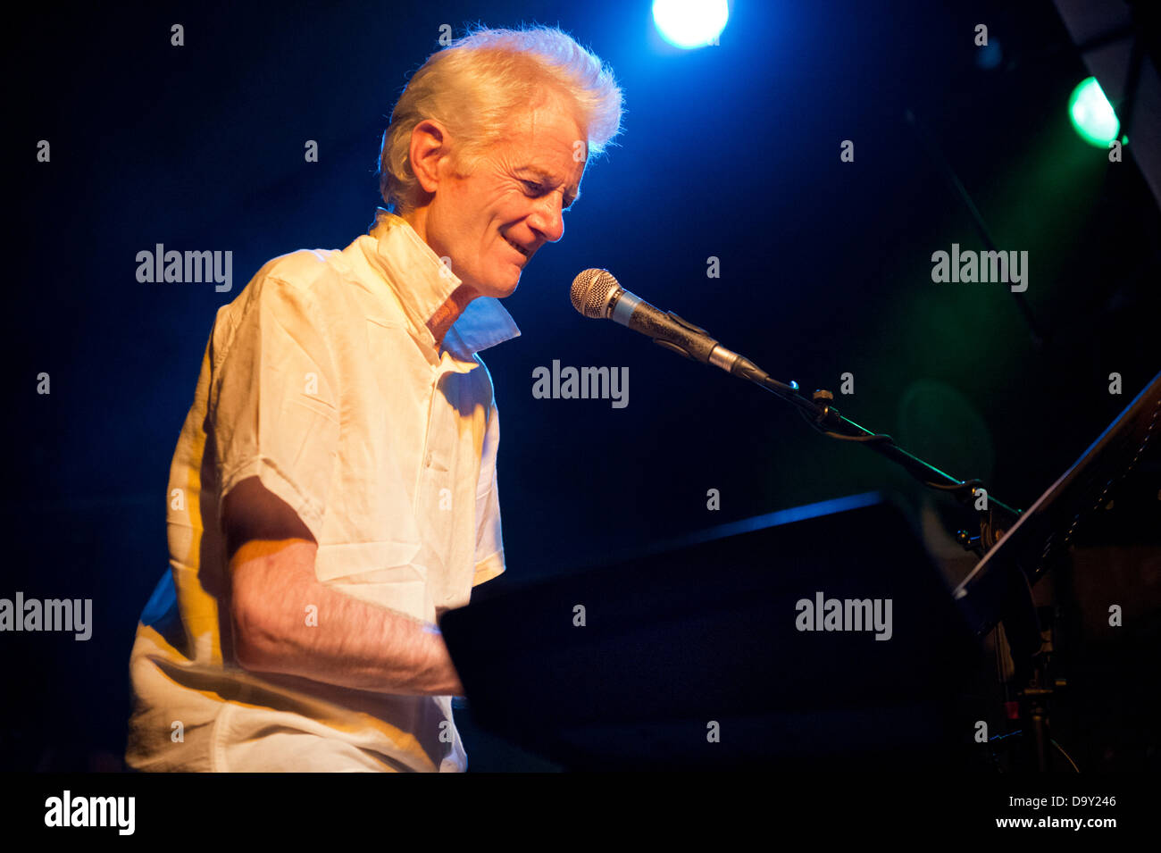 Wolverhampton, Royaume-Uni. 26 juin 2013. Groupe de rock progressif Van der Graaf Generator à la Robin2, Bilston, Wolverhampton, Royaume-Uni, 26 juin 2013. Peter Hammill au piano. Crédit : John Bentley/Alamy Live News Banque D'Images