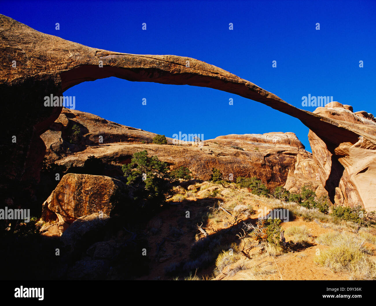 Landscape Arch, la plus longue au monde naturel à 291 pieds, Devil's Garden, Arches National Park, Utah. Banque D'Images