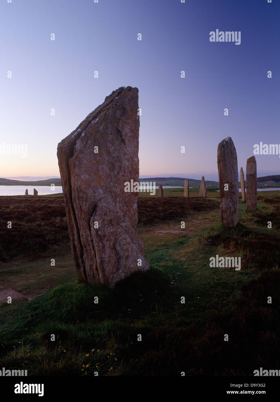 L'Aube à l'anneau de cercle de pierres et henge Shetlands, Orcades ; à l'est par l'arc de pierres pour le Loch d'Harray Banque D'Images