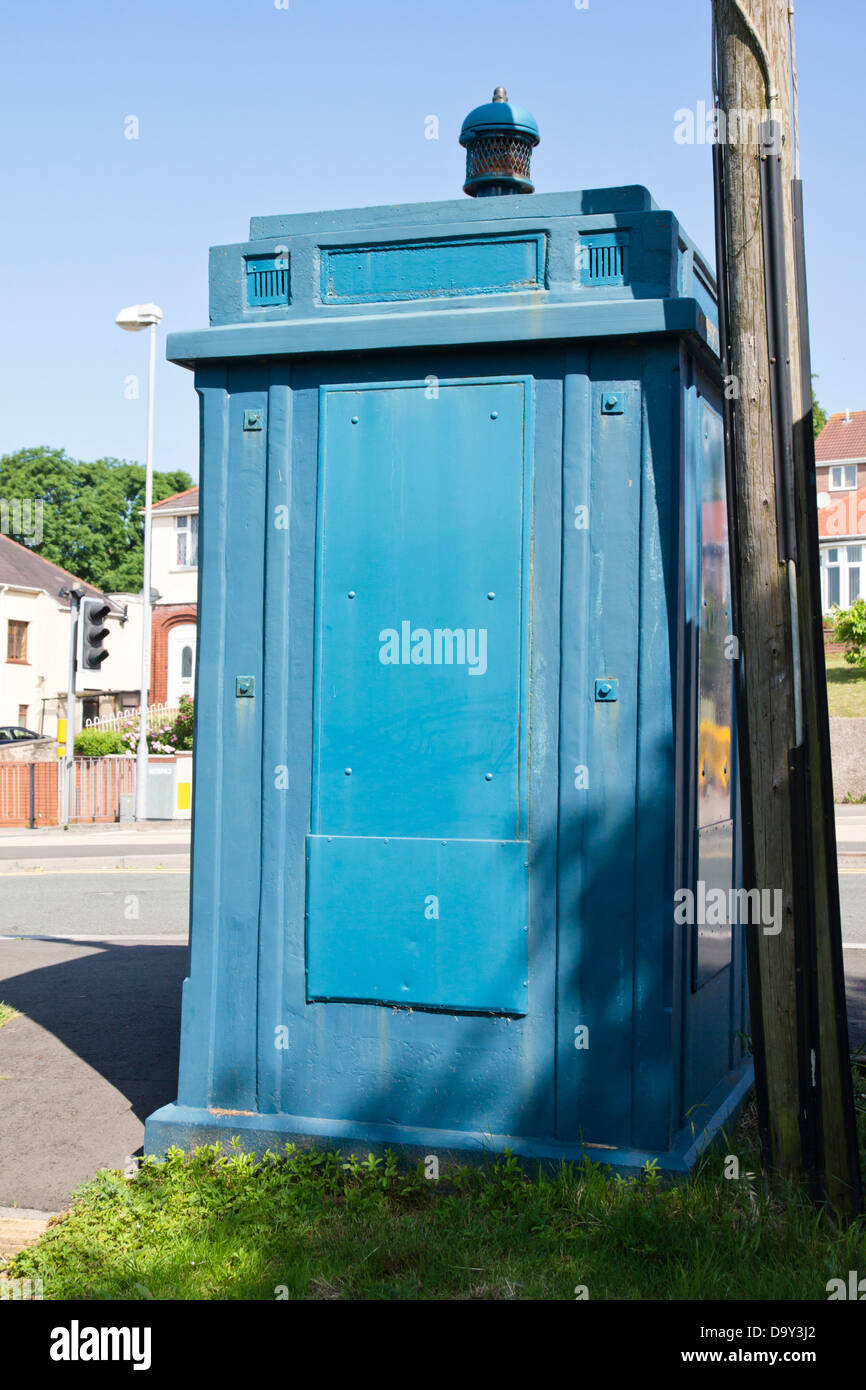 Une ancienne des années 60, téléphone Police fort dans la ville de Newport au Pays de Galles, Royaume-Uni. Banque D'Images