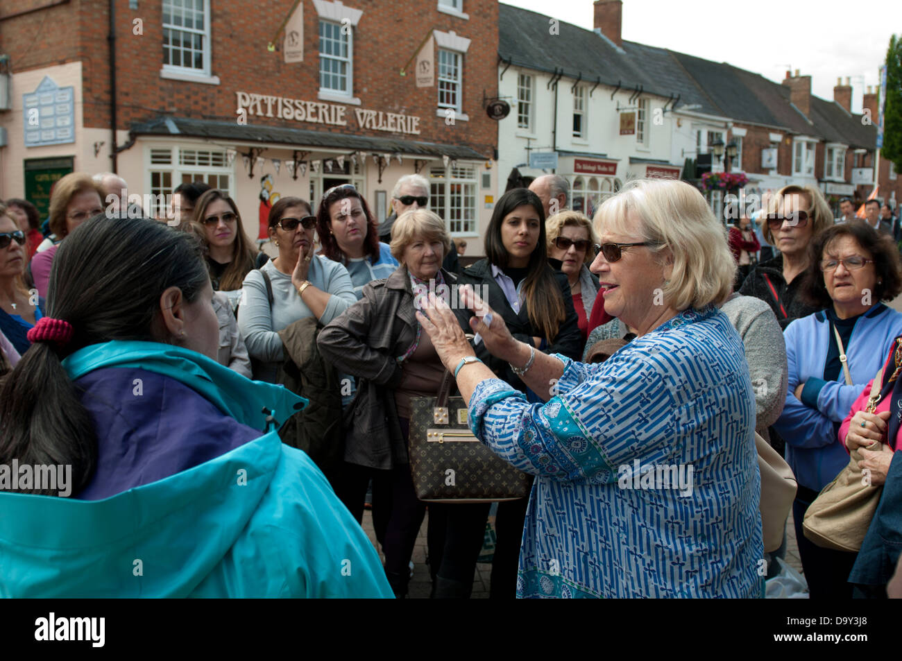 Guide touristique avec les touristes brésiliens, Stratford-upon-Avon, Royaume-Uni Banque D'Images