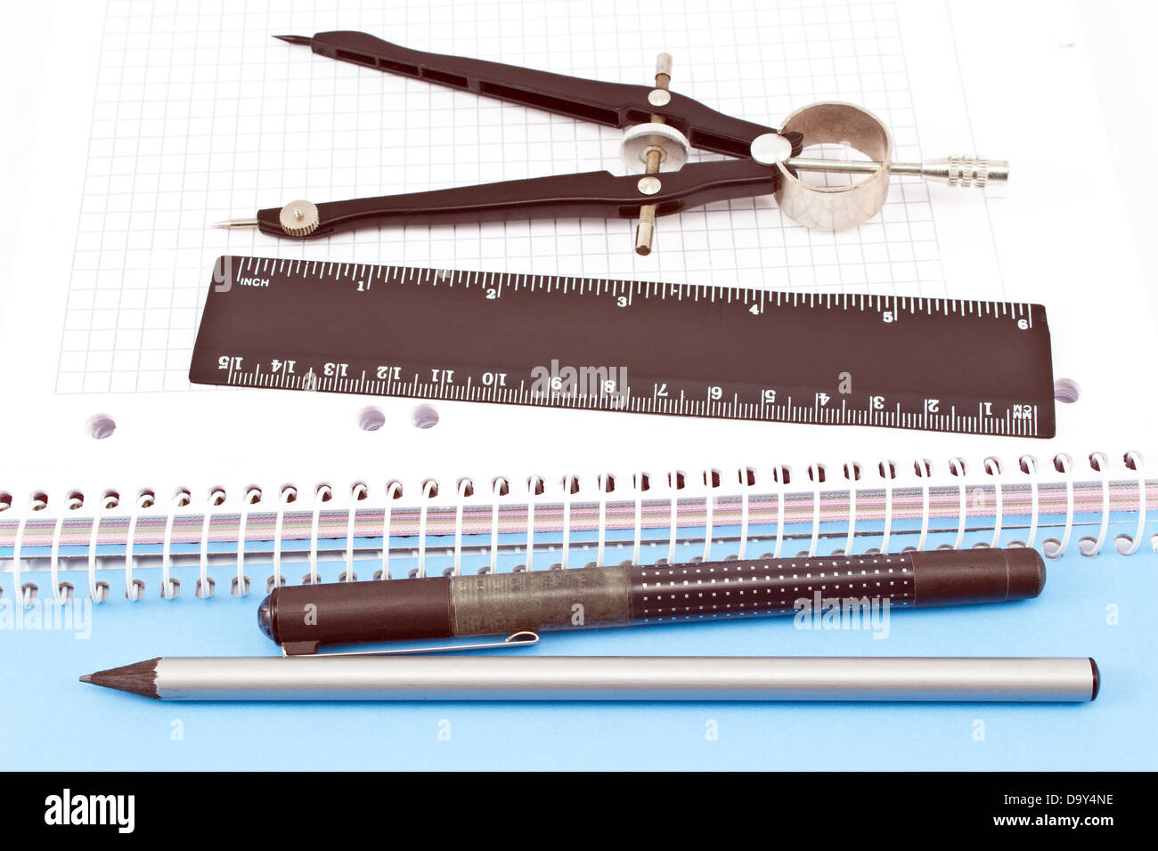 Crayon de bois, stylo, règle et compas de dessin sur carnet à spirales Banque D'Images