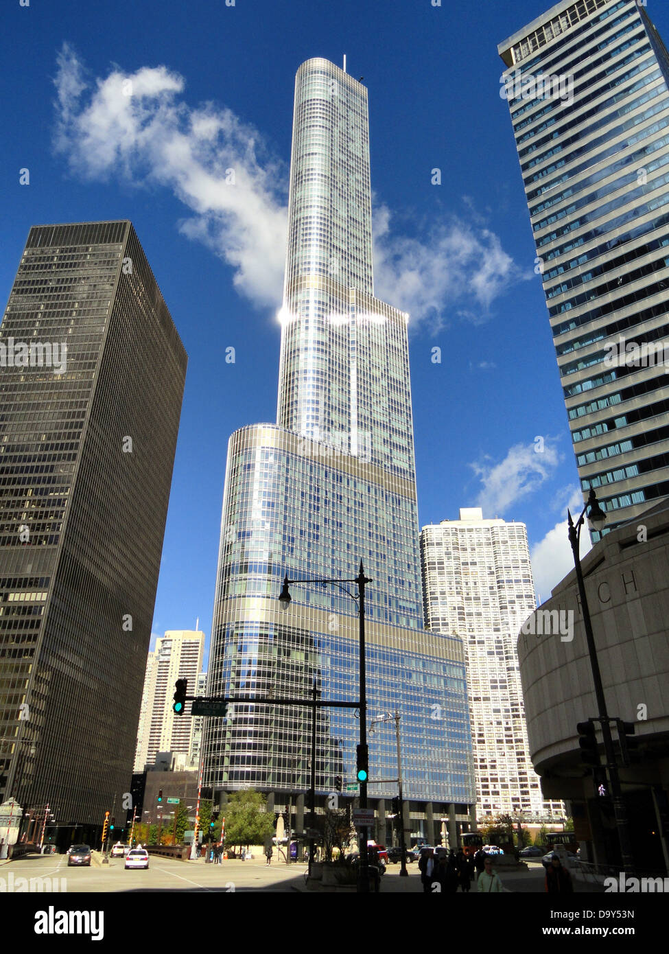 Le Trump International Hotel and Tower à Chicago est un gratte-ciel moderne offrant des hébergements de luxe et des bureaux. Son design distinctif et son emplacement central en font un élément important de l'horizon de Chicago. Banque D'Images Le Trump International Hotel and Tower à Chicago est un gratte-ciel moderne offrant des hébergements de luxe et des bureaux. Son design distinctif et son emplacement central en font un élément important de l'horizon de Chicago. Banque D'Images