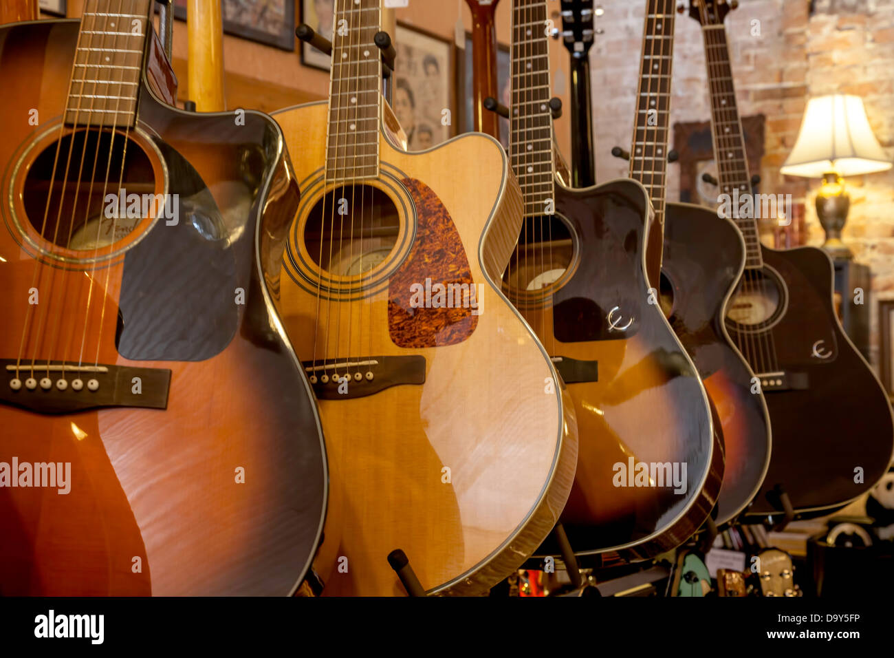 L'aile et Alvarez guitares acoustiques sur l'affichage dans un magasin de musique à Micanopy, en Floride. Banque D'Images