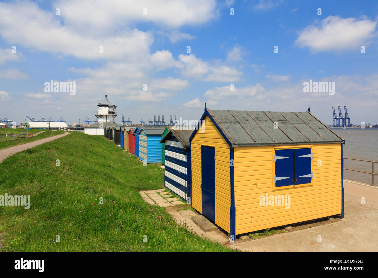 Cabines colorées sur le front d'Harwich, Essex, Angleterre, Royaume-Uni, Angleterre Banque D'Images