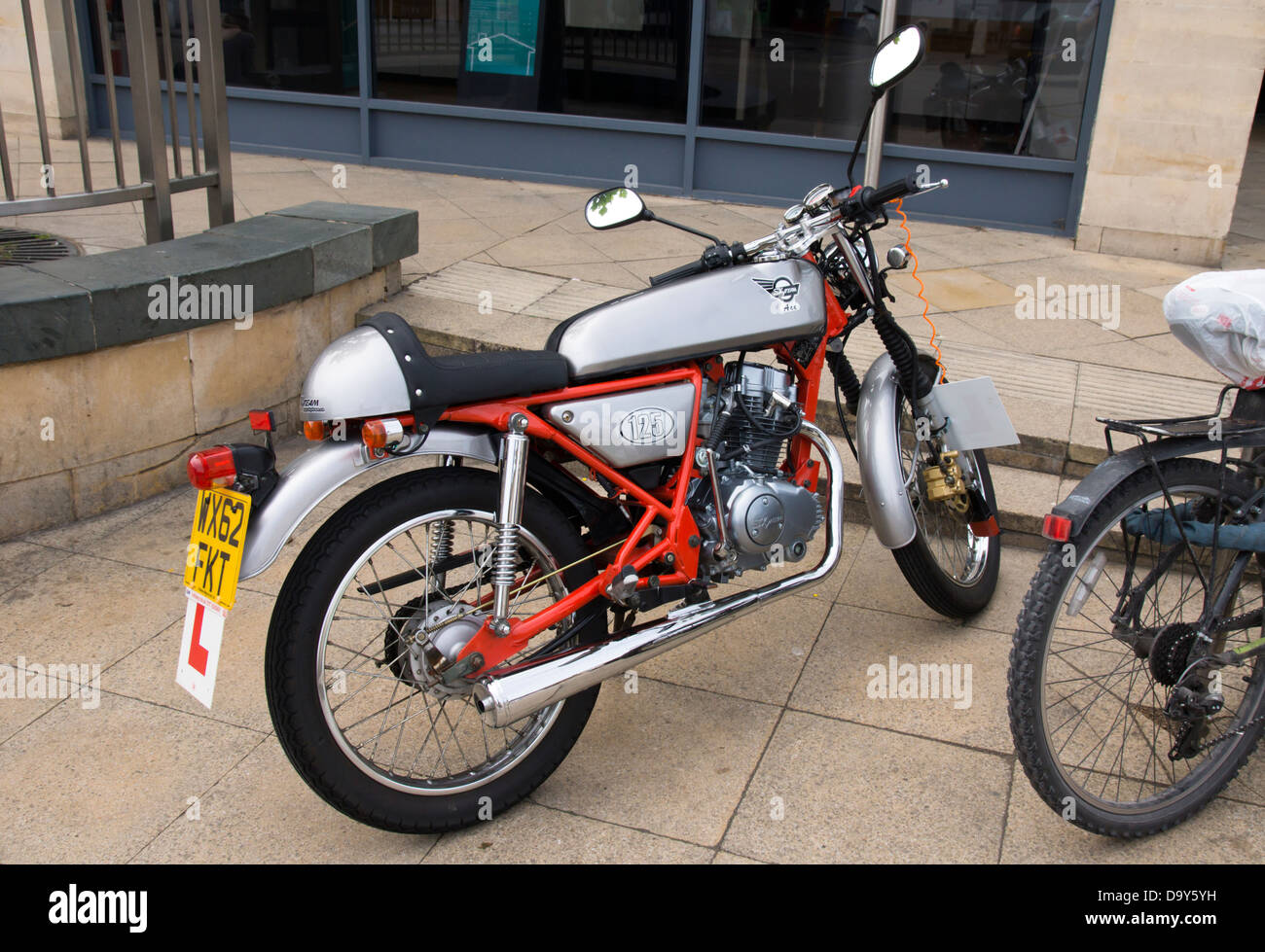 Un 125cc Moto dans le style d'un 1960 Cafe Racer. Un ace de l'équipe Sky  Photo Stock - Alamy
