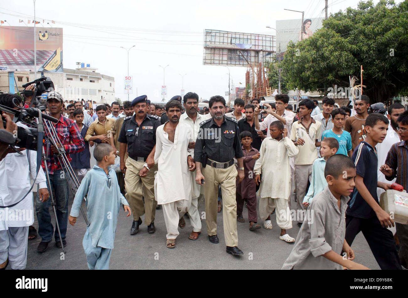 Karachi, Pakistan. 28 juin 2013. Les fonctionnaires de police escortant un homme placé alléguée dans le meurtre d'un jeune appartient à la colonie d'Hazara, près de Kala Pul à Korangi Road à Karachi le vendredi 28 juin 2013. Credit : Asianet-Pakistan/Alamy Live News Banque D'Images