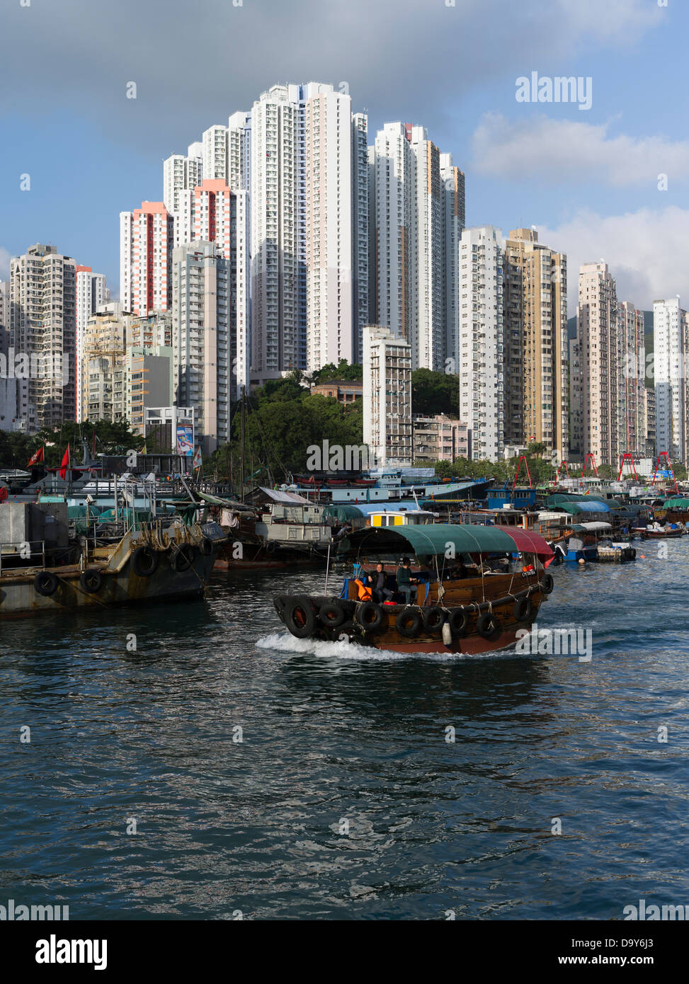 Dh ferry ABERDEEN HARBOUR sampan chinois HONG KONG gratte-ciel résidentiel Appartements de grande hauteur du port de l'île de bateaux de transport de courrier indésirable Banque D'Images