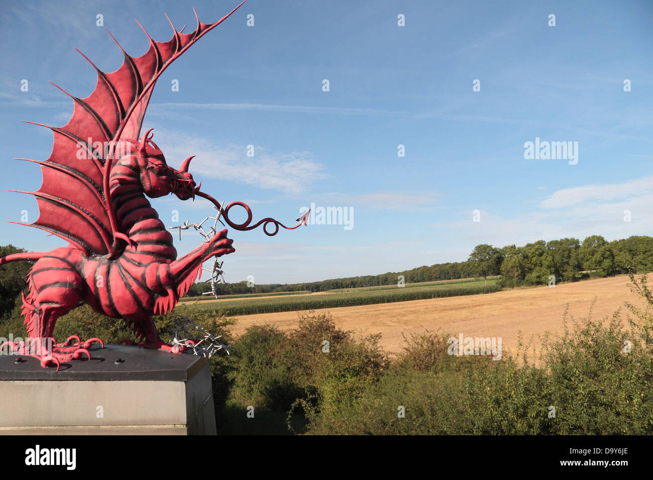 La 38e Division (Welsh) Dragon Rouge Memorial Mémorial sur le champ de bataille de la Somme, France. La statue regarde vers Mametz Wood. Banque D'Images