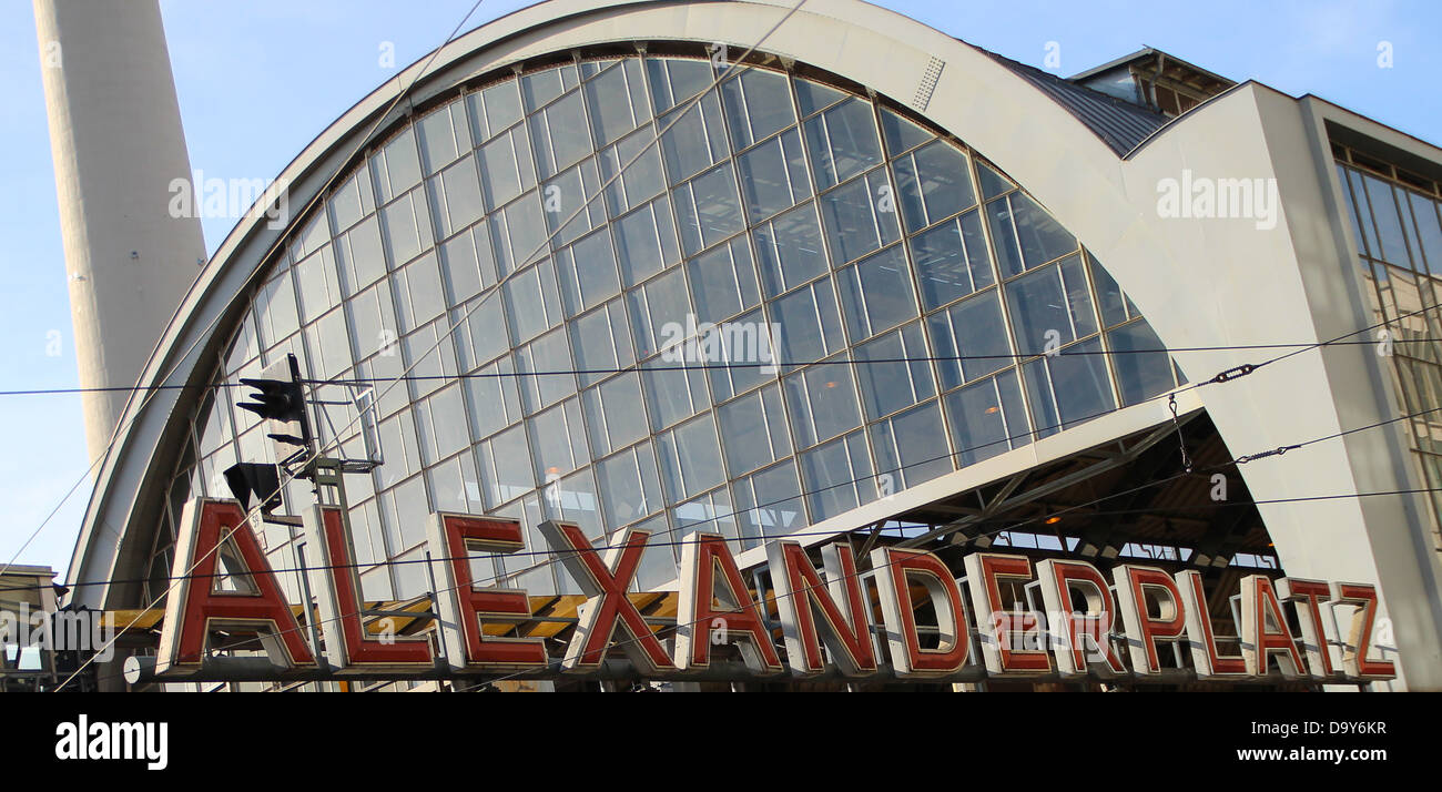 Gare Alexanderplatz avec la tour de télévision 'tour' dans l'arrière-plan à Berlin, Allemagne Banque D'Images