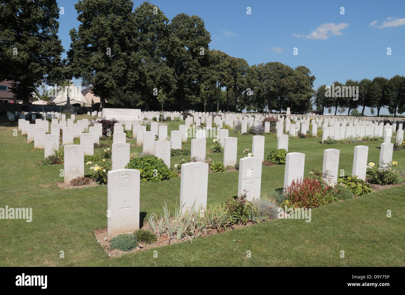 Vue générale à travers le Commonwealth (pierres tombales) dans la CWGC St Pierre & cimetière français, Amiens, Somme, Picardie, France. Banque D'Images