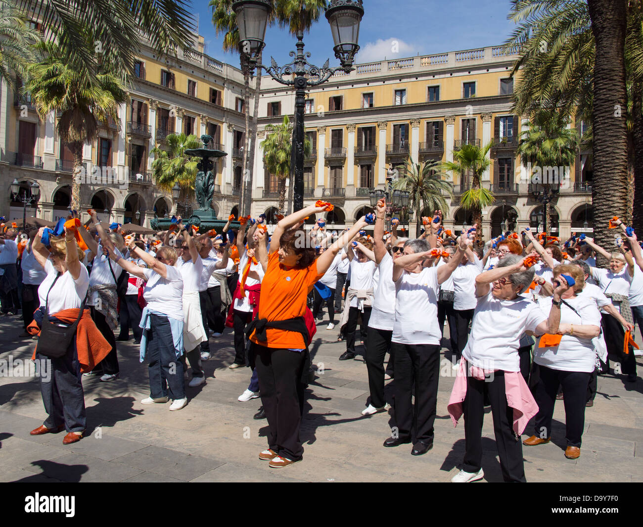 Les femmes qui font de la gymnastique dans Plaça Reial du Quartier Gothique de Barcelone, Espagne 2 Banque D'Images