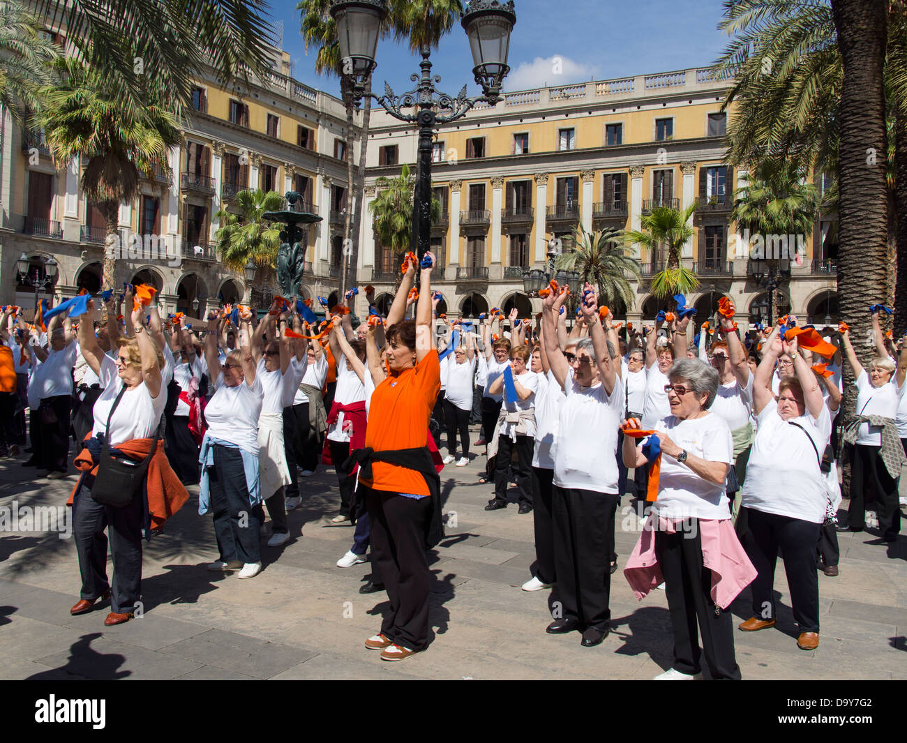 Les femmes qui font de la gymnastique dans Plaça Reial du Quartier Gothique de Barcelone, Espagne Banque D'Images