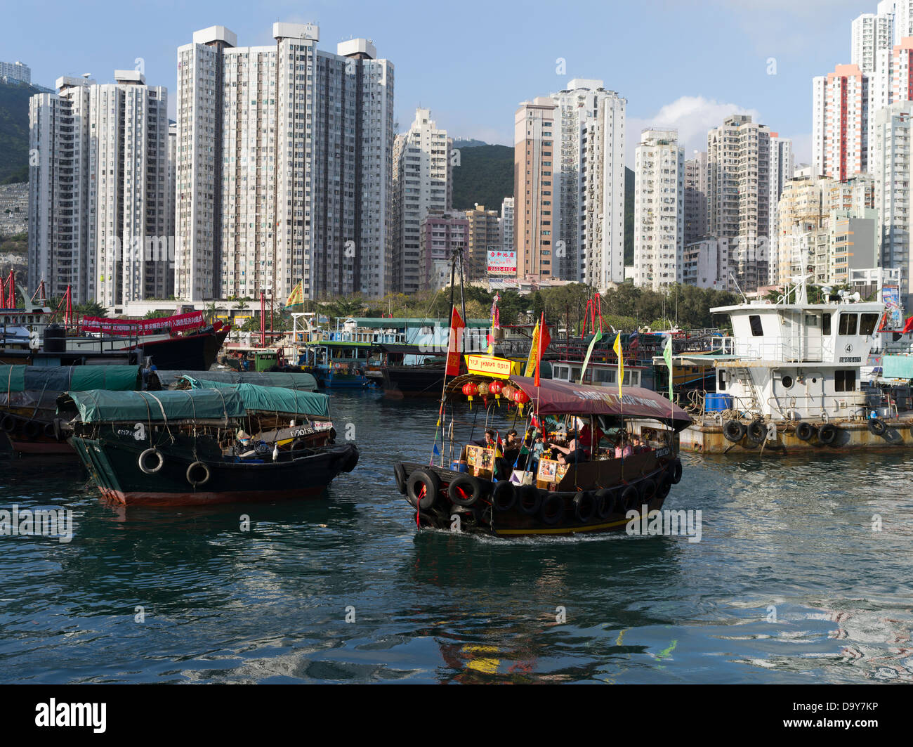 dh Chinois sampan ABERDEEN HARBOUR HONG KONG ASIE High lever résidentiel gratte-ciel appartements bateaux île Banque D'Images
