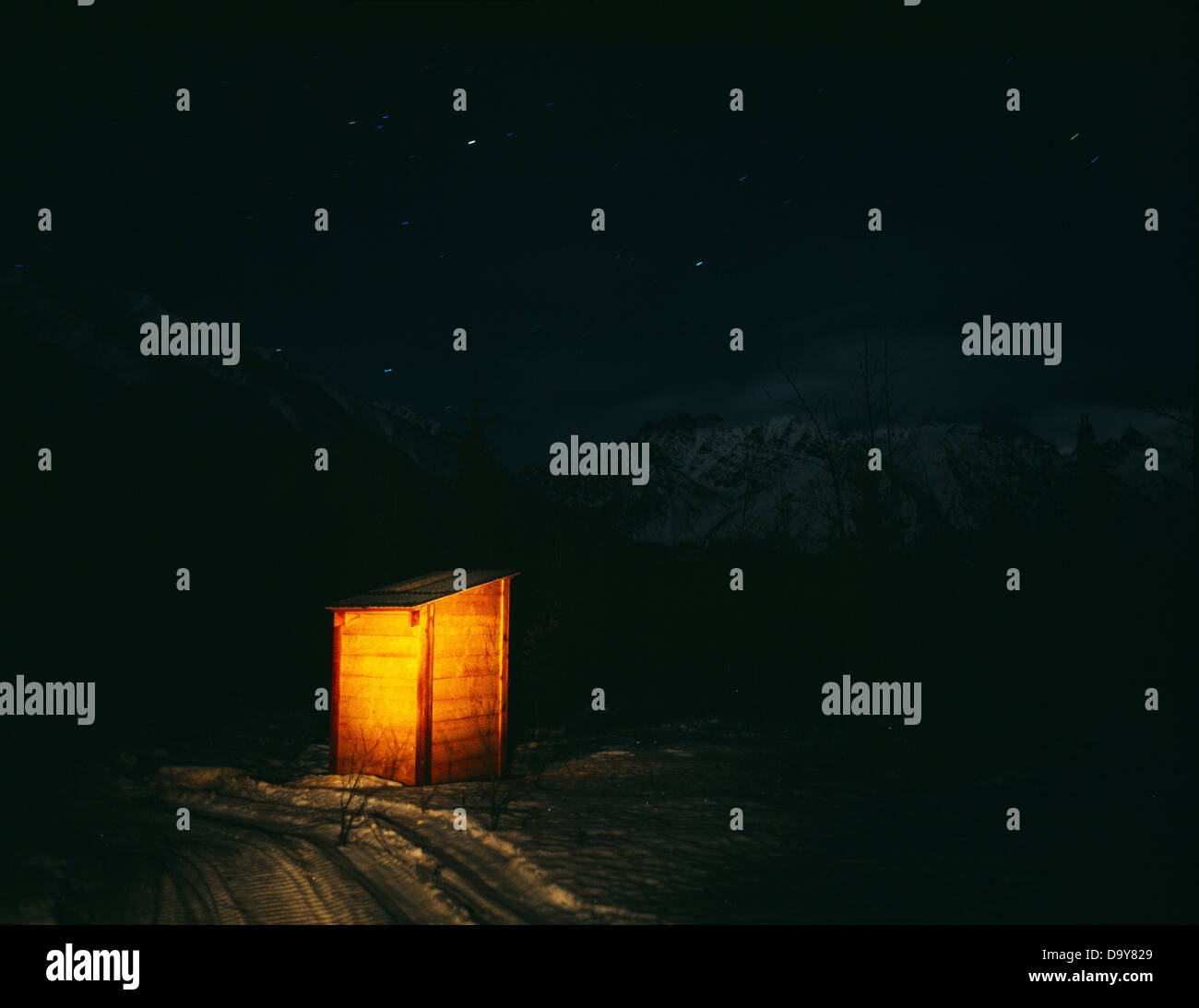 USA, Alaska, le parc national Wrangell-St Elias, étoile qui brille au-dessus des toilettes extérieures donnant sur le mont Backburn Banque D'Images