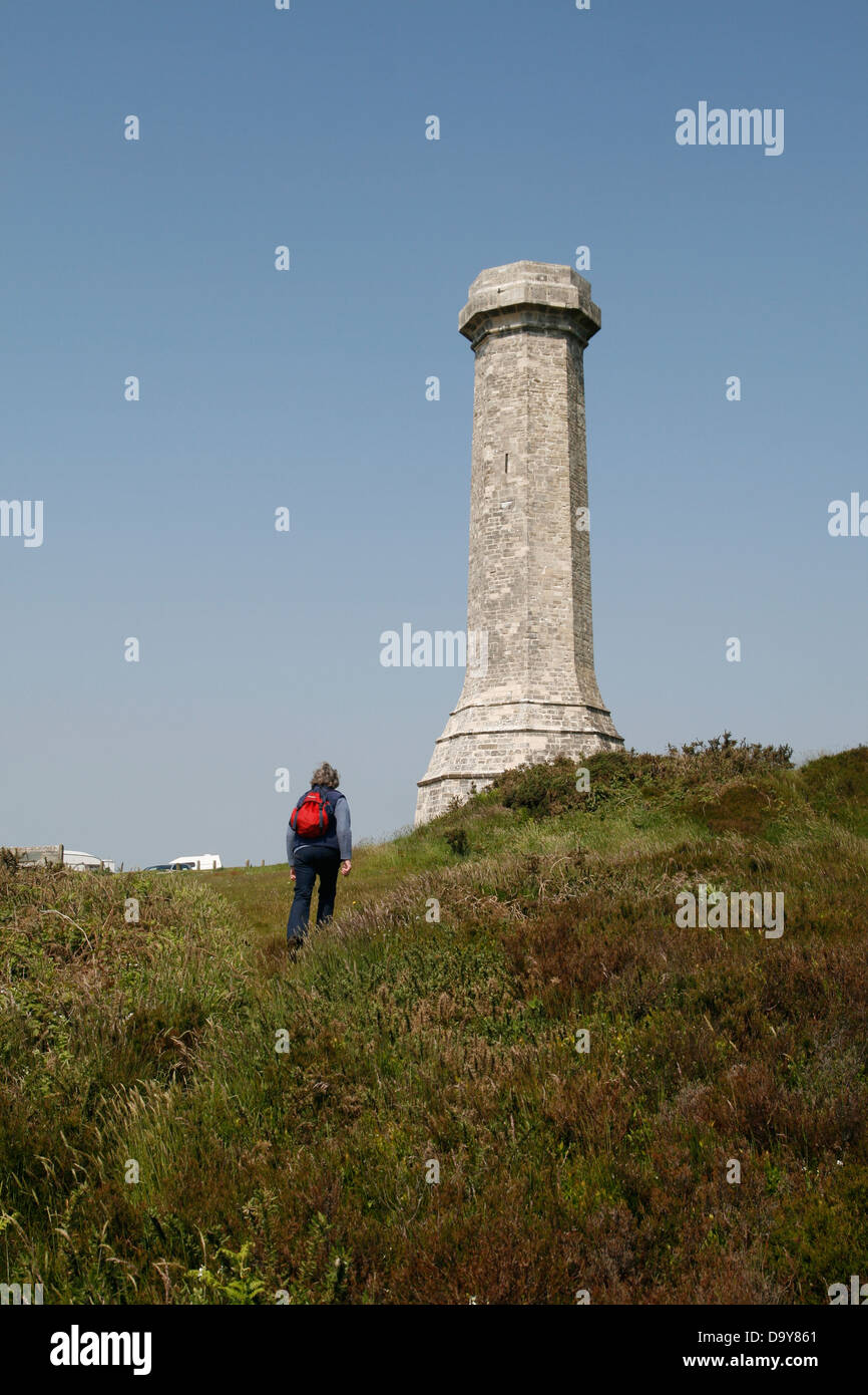 Monument à Hardy avec walker Black Down Dorset England UK. Banque D'Images