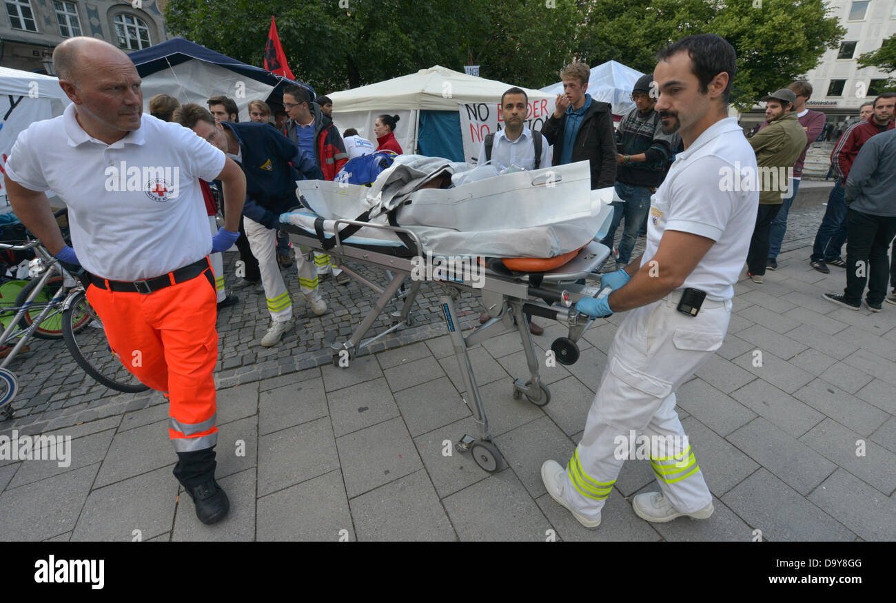 Les ambulanciers ont tendance à des participants d'une grève de la faim dans une tente provisoire dans le centre de Munich, Allemagne, le 28 juin 2013. Le groupe de demandeurs d'asile a commencé la grève de la faim "sèche" le mardi pour la reconnaissance de catégorique leurs demandes d'asile. Photo : PETER KNEFFEL Banque D'Images