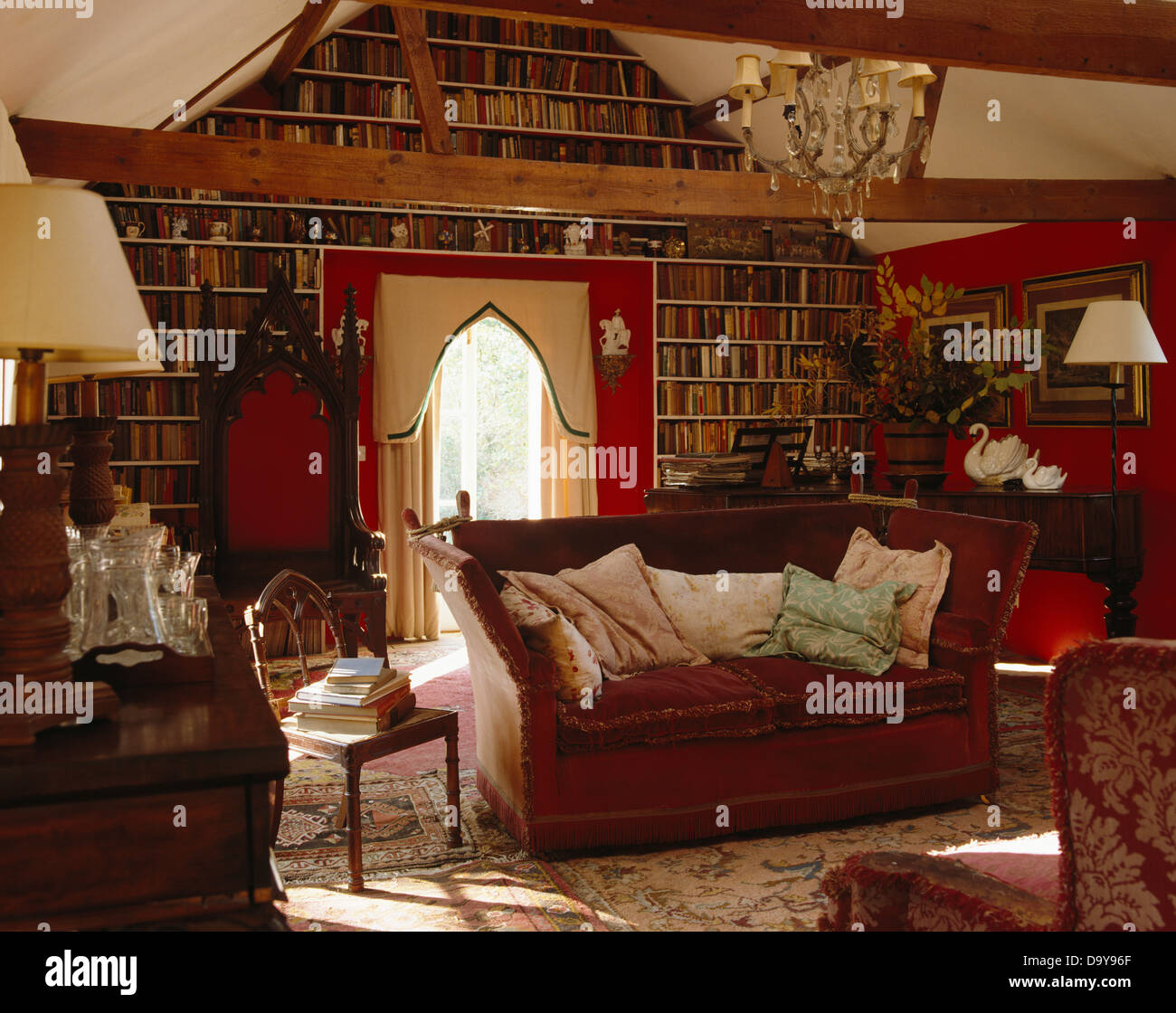 Knole canapé et fauteuil trône gothique en pays Salon avec mur d'étagères et de crème avec fenêtre lambrequin cantonnières Banque D'Images