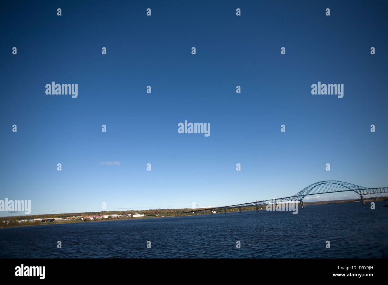 Le Pont de Miramichi est un pont traversant la rivière Miramichi au Nouveau-Brunswick,Newcastle. Banque D'Images