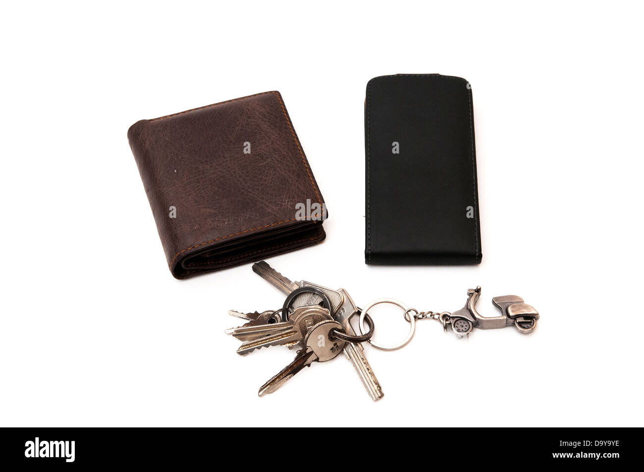 Les clés, portefeuille et téléphone cellulaire cas sur un fond blanc Banque D'Images