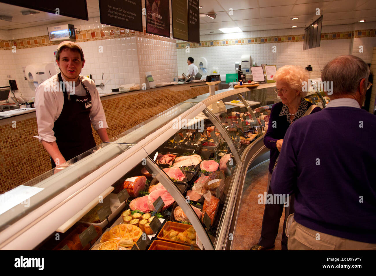 Le comptoir des viandes de supermarché cabines du personnel de service Banque D'Images