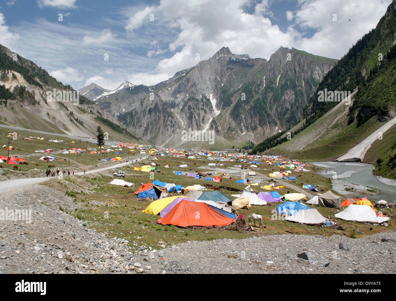 Baltal, Cachemire indien 28 juin 2013. Les dévots hindous de camps sont situés sur le camp de base à Baltal à Baltal . Chaque année, des centaines de milliers de pèlerins à travers les montagnes perfides en révolte-déchiré le Cachemire, le long de rivières glacées, des glaciers et des lacs gelés, des laissez-passer pour atteindre l'Amarnath grotte, située à une altitude de 3 857 mètres (12 729 pieds), où un Shiva Lingam, une stalagmite de glace en forme de phallus et symbolisant le dieu hindou Shiva, est synonyme de culte. (Sofi Suhail/ Alamy Live News) Banque D'Images