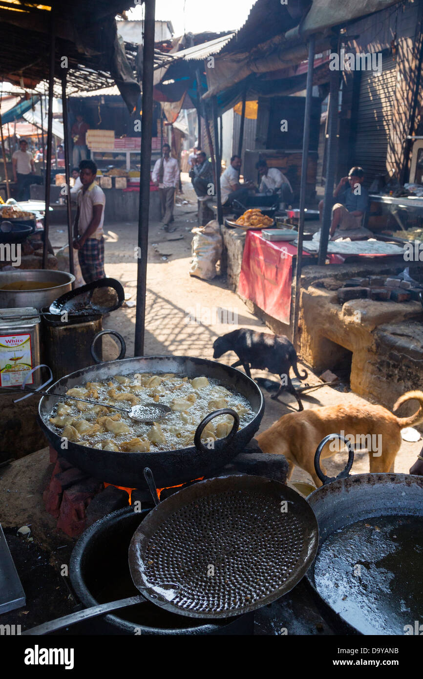 L'Inde, Uttar Pradesh, Aligarh, ruelle typique scène avec de l'huile bouillante au wok contenant des samossas Banque D'Images