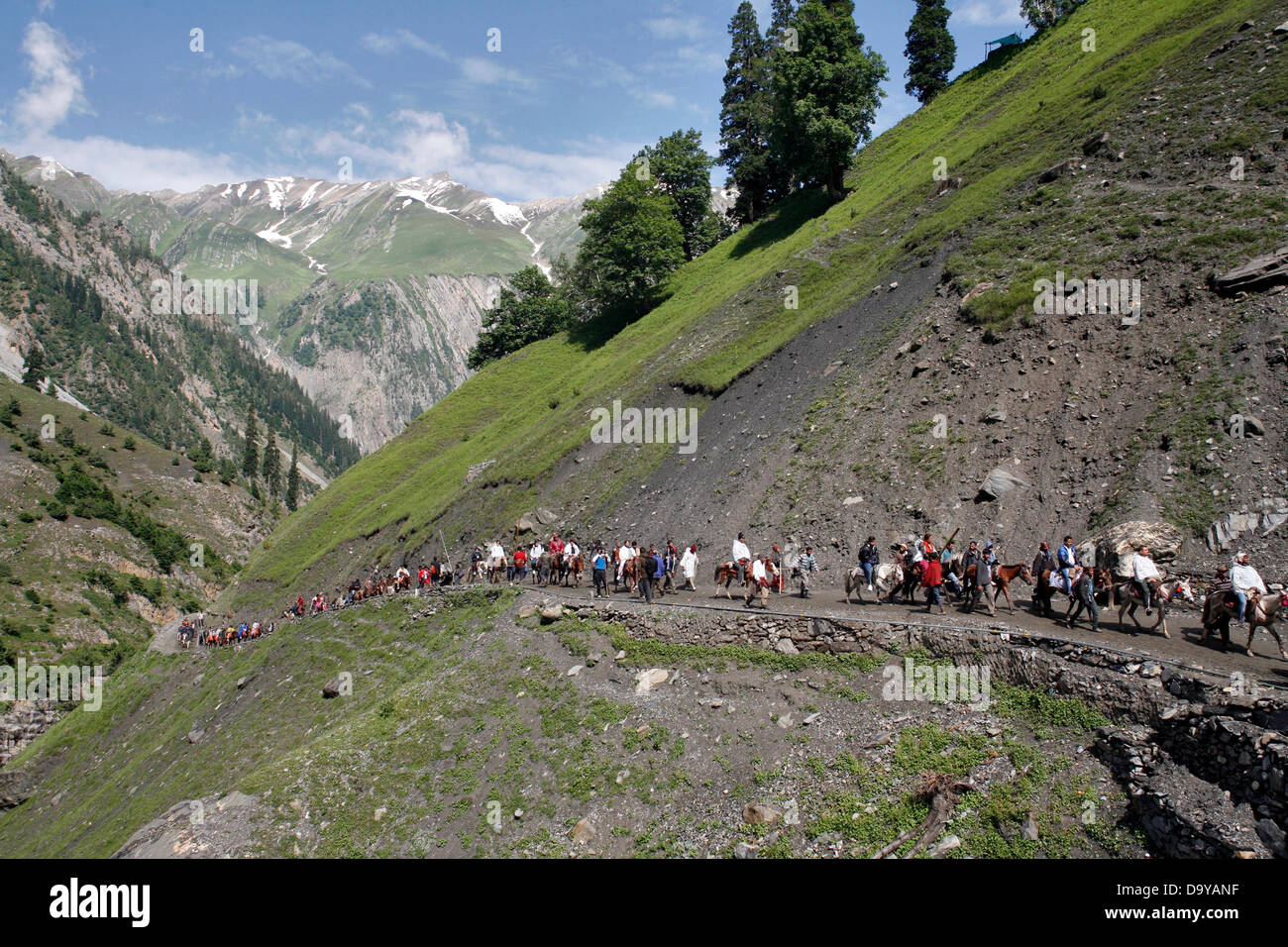 Baltal, Cachemire indien 28 Juin 2013.passionnés d'Hindu à pied durant leur pèlerinage de Baltal Camp de base à la Sainte Grotte Amarnath Shrine, à Baltal . Chaque année, des centaines de milliers de pèlerins à travers les montagnes perfides en révolte-déchiré le Cachemire, le long de rivières glacées, des glaciers et des lacs gelés, des laissez-passer pour atteindre l'Amarnath grotte, située à une altitude de 3 857 mètres (12 729 pieds), où un Shiva Lingam, une stalagmite de glace en forme de phallus et symbolisant le dieu hindou Shiva, est synonyme de culte. (Sofi Suhail/ Alamy Live News) Banque D'Images