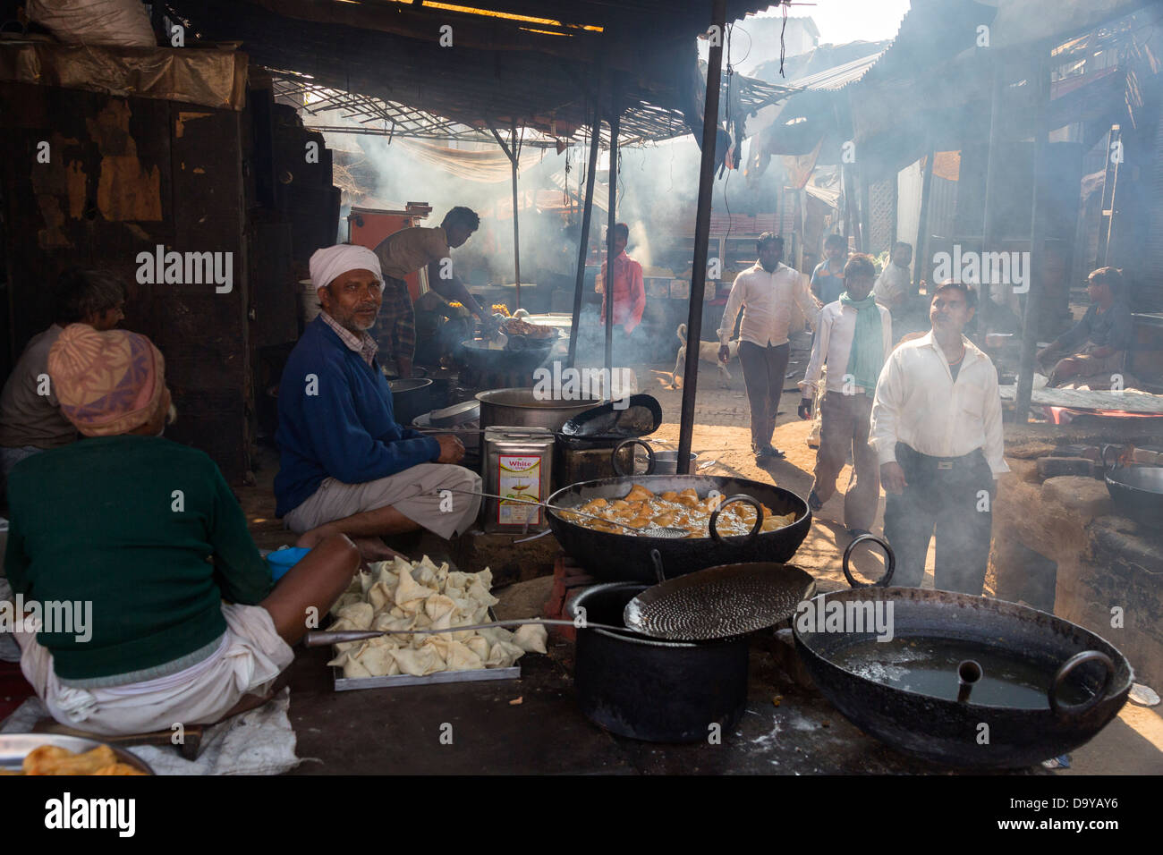 L'Inde, Uttar Pradesh, Aligarh, alley avec des hommes de faire des samossas Banque D'Images
