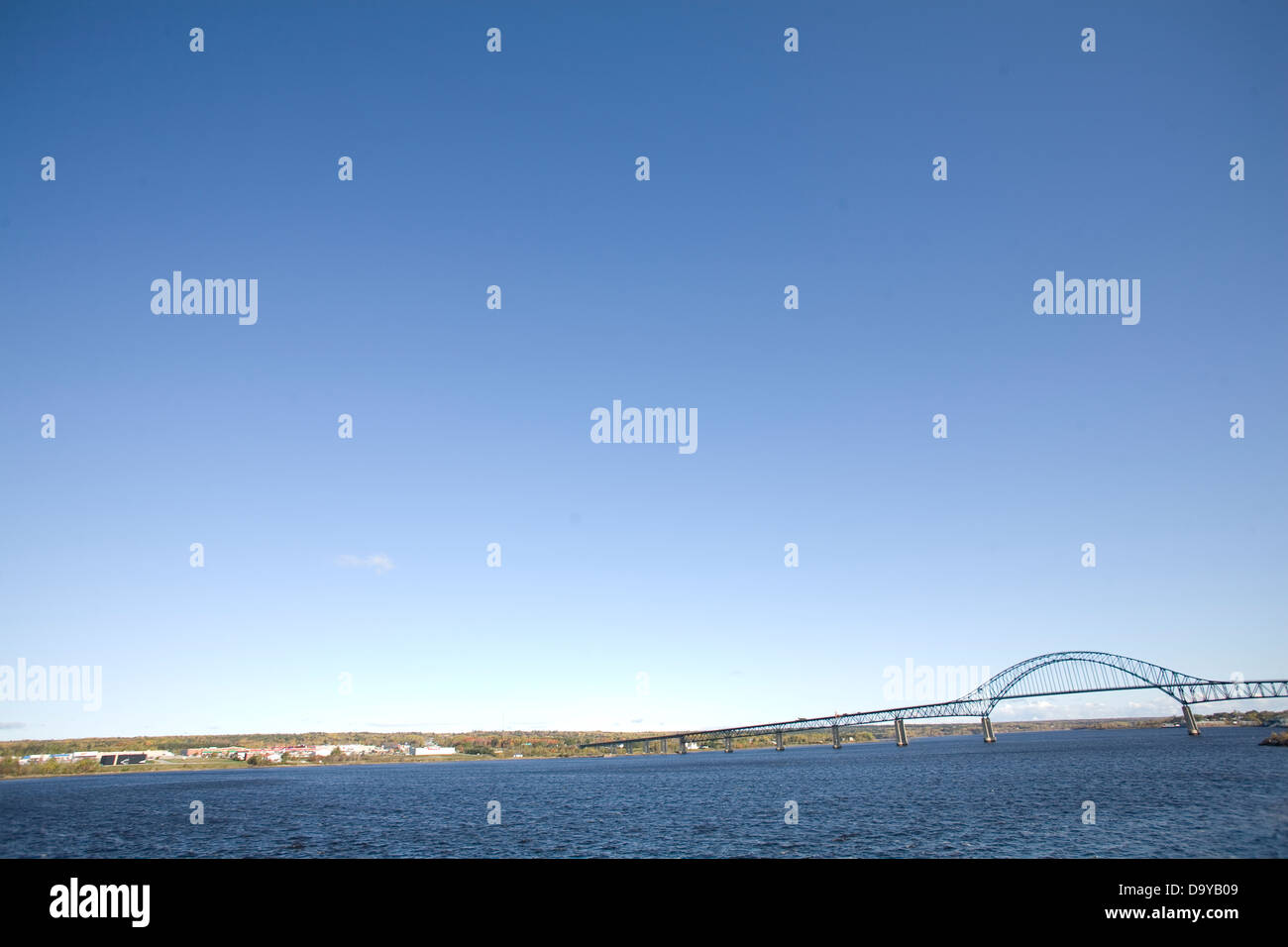 Le Pont de Miramichi est un pont traversant la rivière Miramichi au Nouveau-Brunswick,Newcastle. Banque D'Images