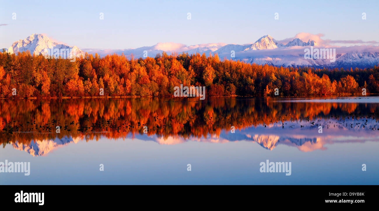USA, Alaska, Matanuska Valley Automne, vue sur la montagne, de chèvre pointe pionnier et Twin Peaks reflété dans le lac Cottonwood Banque D'Images