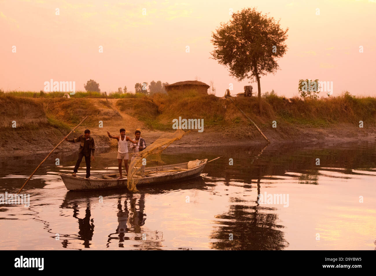 L'Inde, l'Uttar Pradesh, les hommes d'Aligarh pêche bateau en bois Banque D'Images