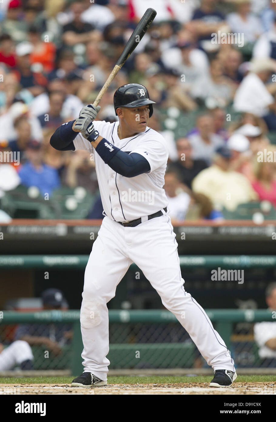 25 juin 2013 - Detroit, Michigan, États-Unis d'Amérique - 25 juin 2013 : Detroit Tigers de troisième but Miguel Cabrera (24) au bâton au cours de l'action jeu MLB entre le Los Angeles Angels et les Tigers de Detroit à Comerica Park à Detroit, Michigan. Les Anges défait les Tigers 14-8. Banque D'Images