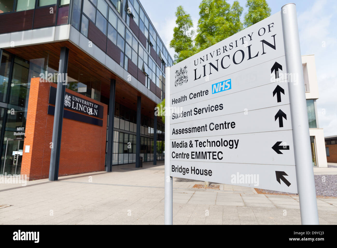 Campus de l'Université Lincoln Brayford Pool waysign avec la MH&T bâtiment en arrière-plan ; Lincoln, Lincolnshire, Royaume-Uni, Europe Banque D'Images