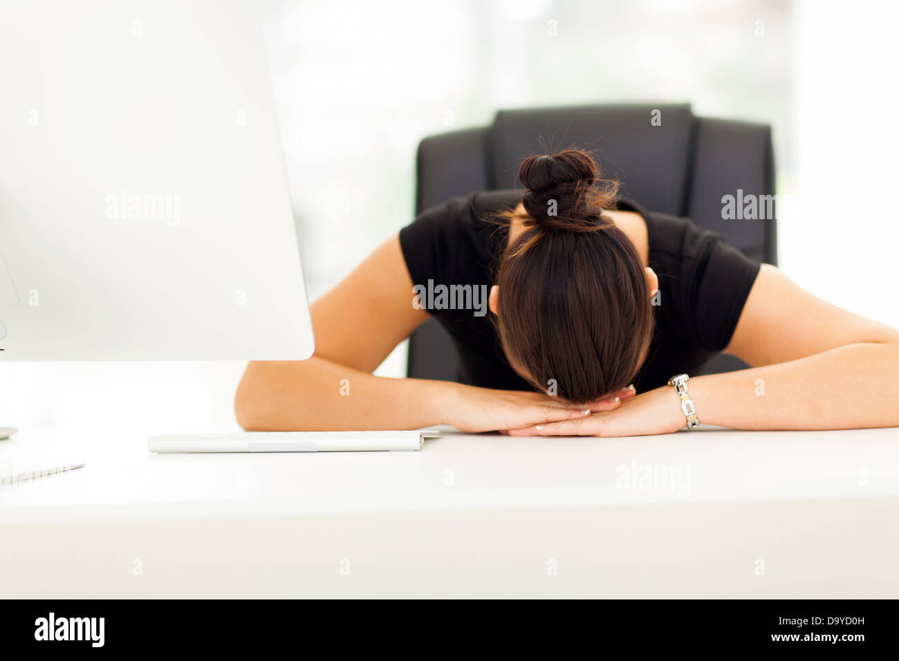 Young businesswoman dormir dans son bureau Banque D'Images