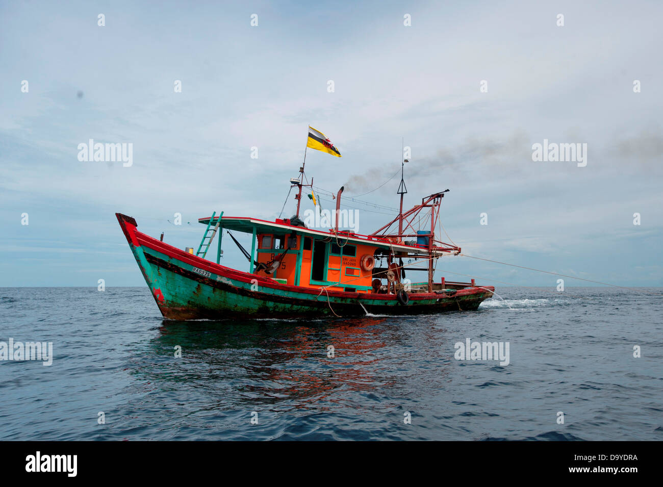 Chalutier en mer ramener un filet, Brunei Banque D'Images