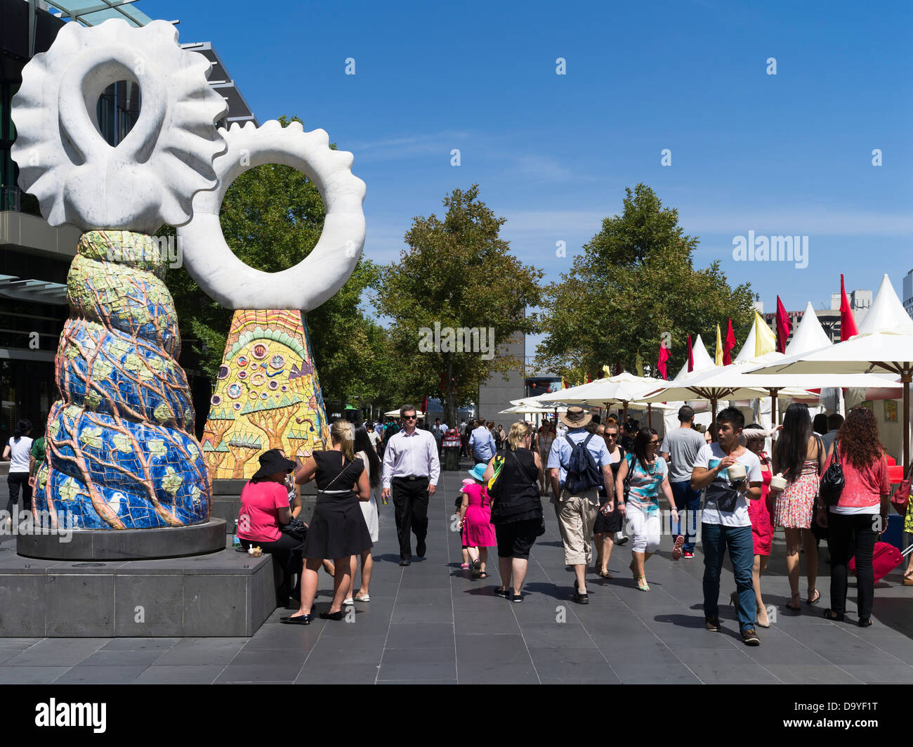 dh Yarra Promenade ville MELBOURNE AUSTRALIE foules marchant dans le nouvel an chinois et l'Asie stands de nourriture promenade foule gens décorations rue Banque D'Images