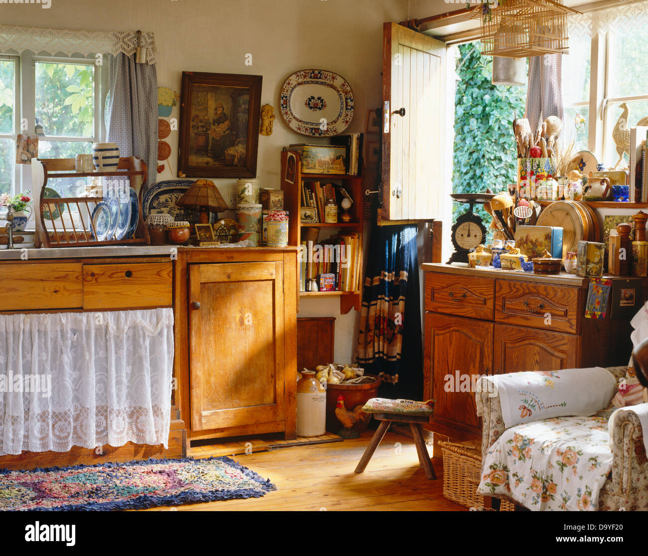 Pin rustique armoires de cuisine cottage avec rideau de dentelle sur meuble  sous lavabo Photo Stock - Alamy