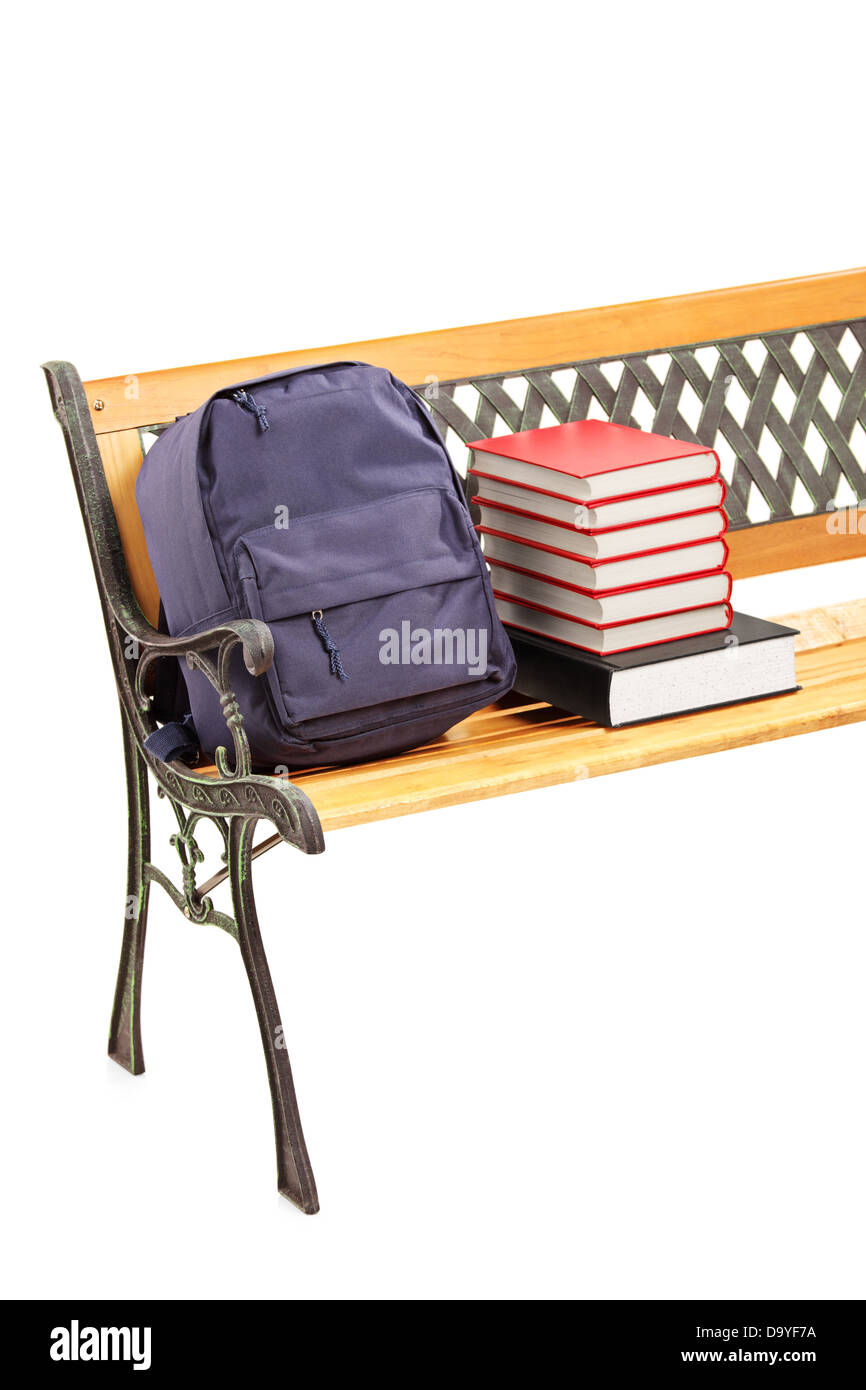 Portrait d'un banc en bois, avec des livres et de l'école sac sur elle Banque D'Images