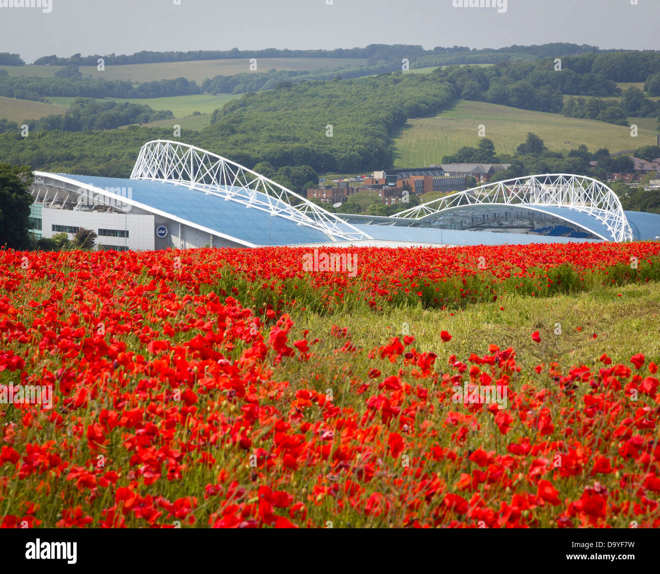 L'American Express Community Stadium Brighton - à l'échelle du champ de coquelicots sur Bevendean, Falmer Banque D'Images L'American Express Community Stadium Brighton - à l'échelle du champ de coquelicots sur Bevendean, Falmer Banque D'Images