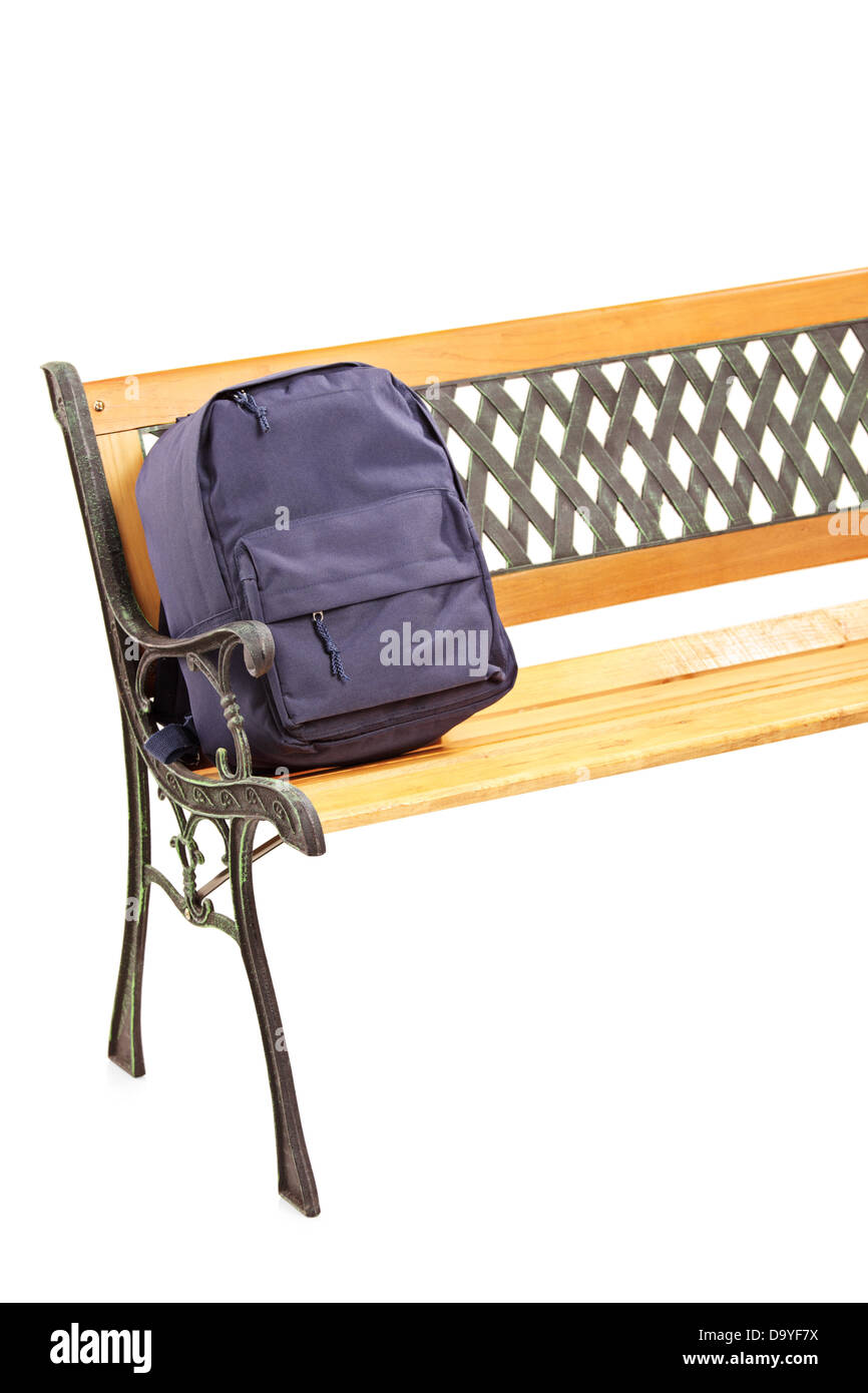 Portrait d'un banc en bois avec sac d'école sur elle Banque D'Images